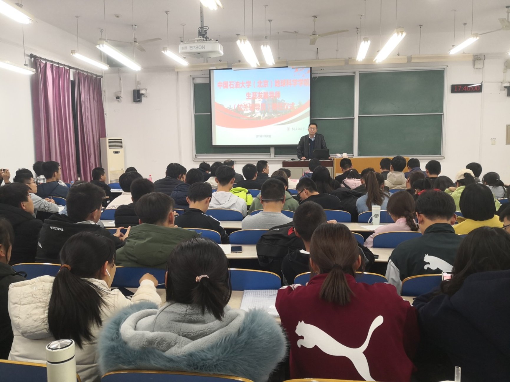C:\Users\cxf\Desktop\地學(xué)院舉行校外輔導(dǎo)員暨生涯發(fā)展導(dǎo)師聘任儀式\微信圖片_20191118091838.jpg