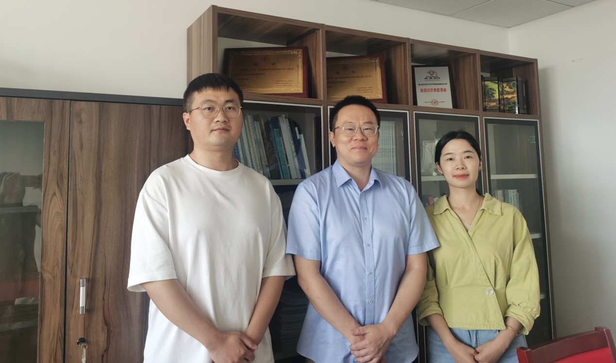 金鐳教授案例開發團隊：（左起）胡浩渺、金鐳教授、李驕楊.jpg